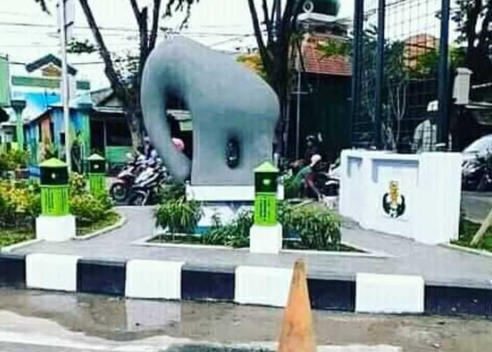 Patung Gajah Mungkur di perlimaan area Petrokimia Gresik