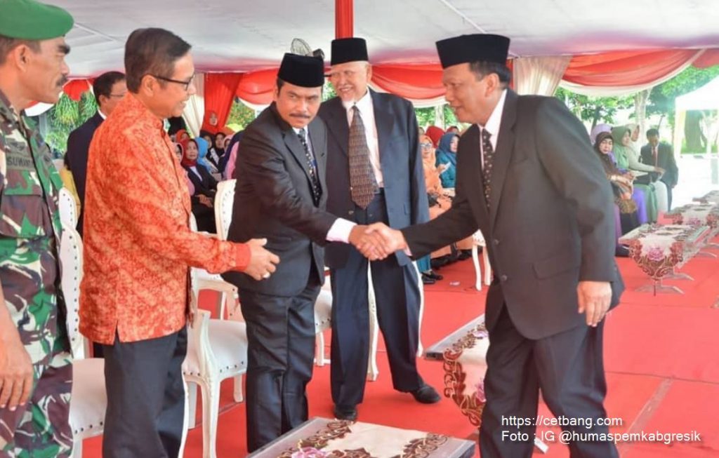 Mantan Bupati KH Robbach Ma’sum Hadir Pada Upacara HUT Pemkab Gresik