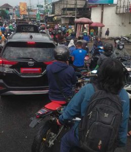 Terjebak Macet di Pasar Menganti Gresik